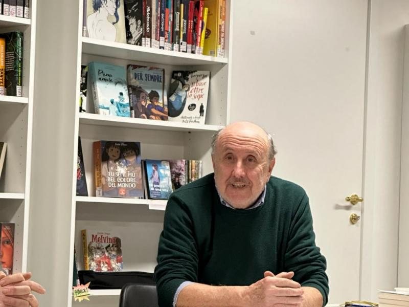 Giorgio Cardellino, fondatore di Aroma Company, seduto alla scrivania