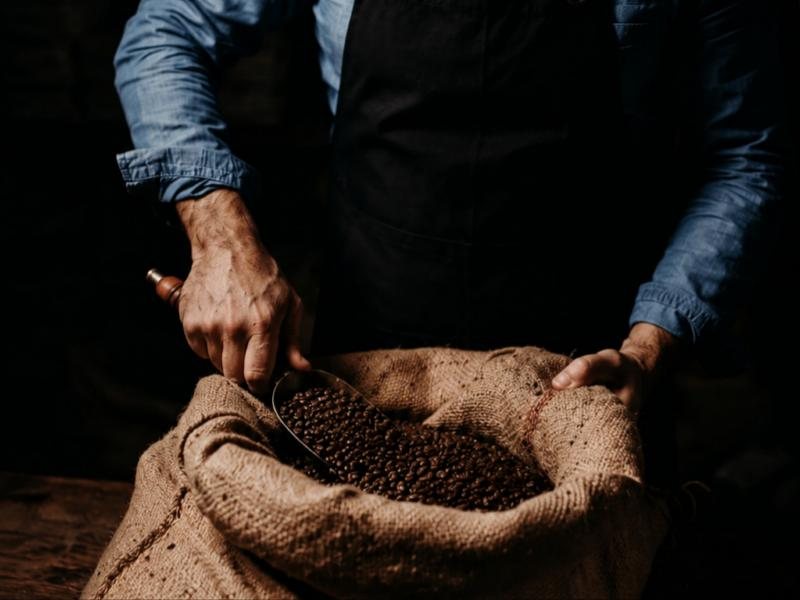 Caffè in grani in un sacco di juta