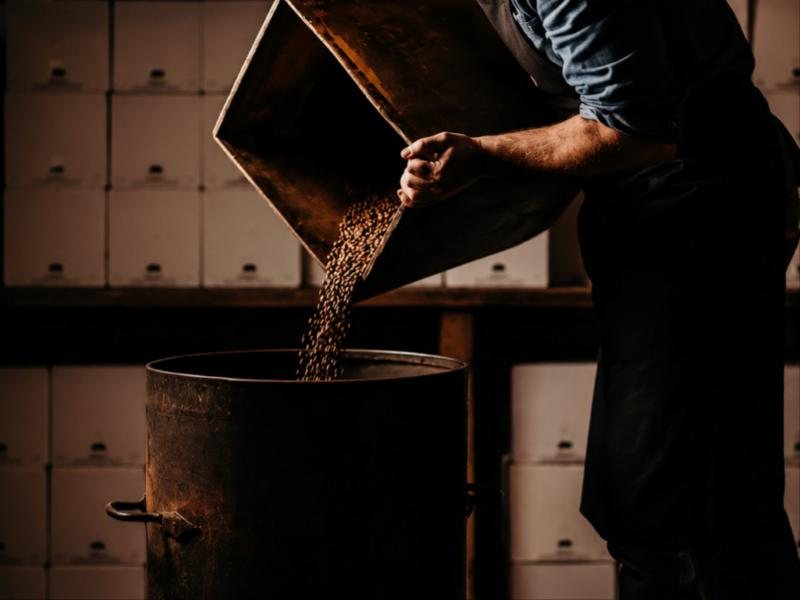 Caffè tostato versato in un contenitore