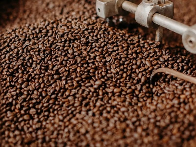 Chicchi di caffè in tostatura